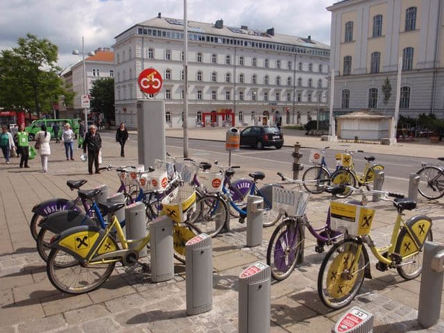 Viena possui mais de 1.400km de rotas cicláveis e 120 estações de aluguel de bicicleta. Foto: Bikeshare Wien.