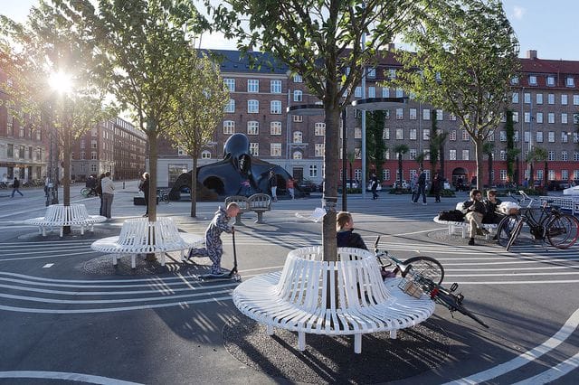 No plano de Gehl de 2009 para Copenhagen, o importante é caminhar mais, passar mais tempo nos espaços públicos e sair mais dos “casulos privados”. Parque Superkilen em Copenhague. Foto: Forgemind Archimedia / Flickr.