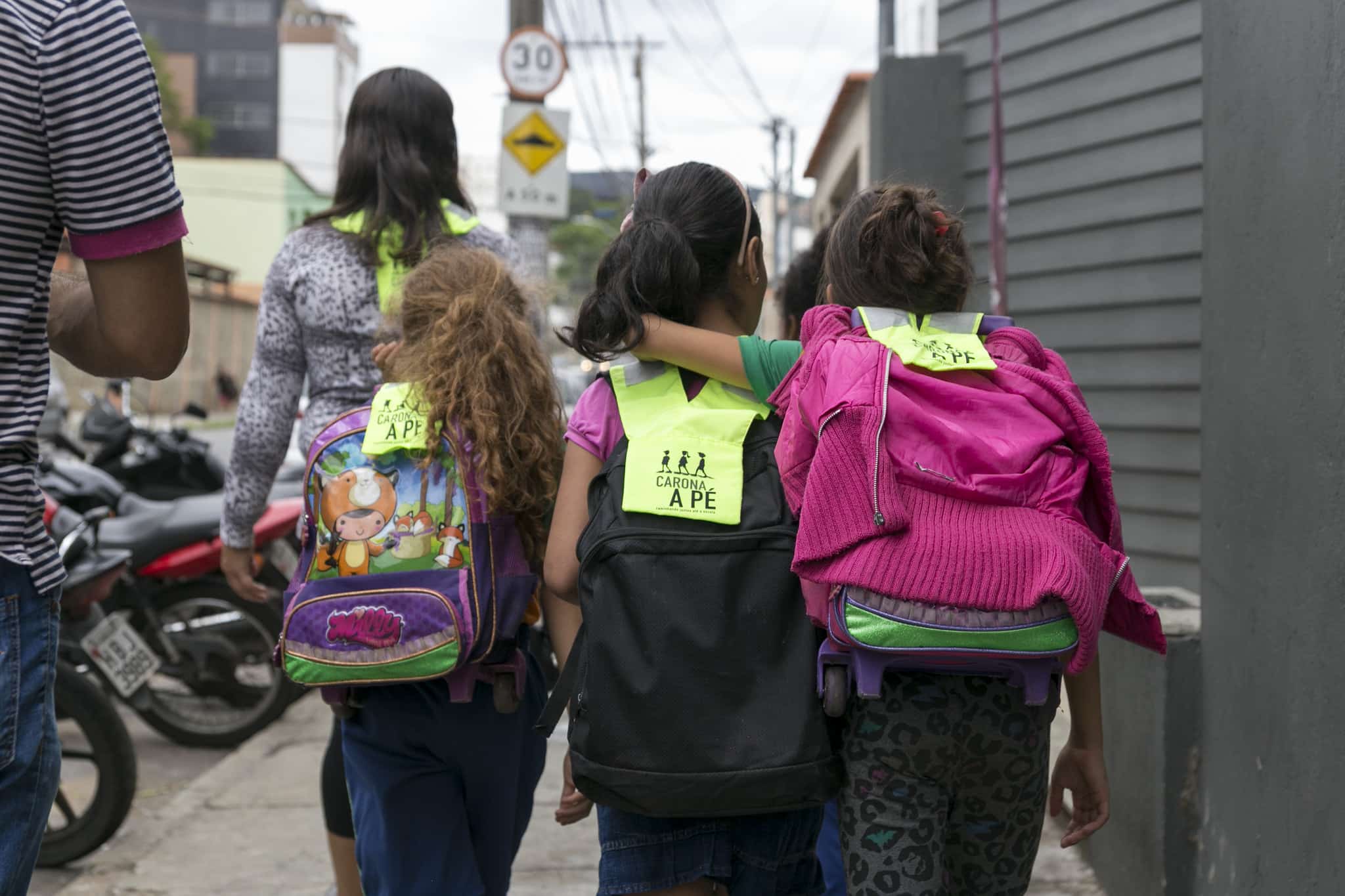 O Carona a Pé organiza percursos de ida e volta da escola para casa a pé. Foto: Divulgação.