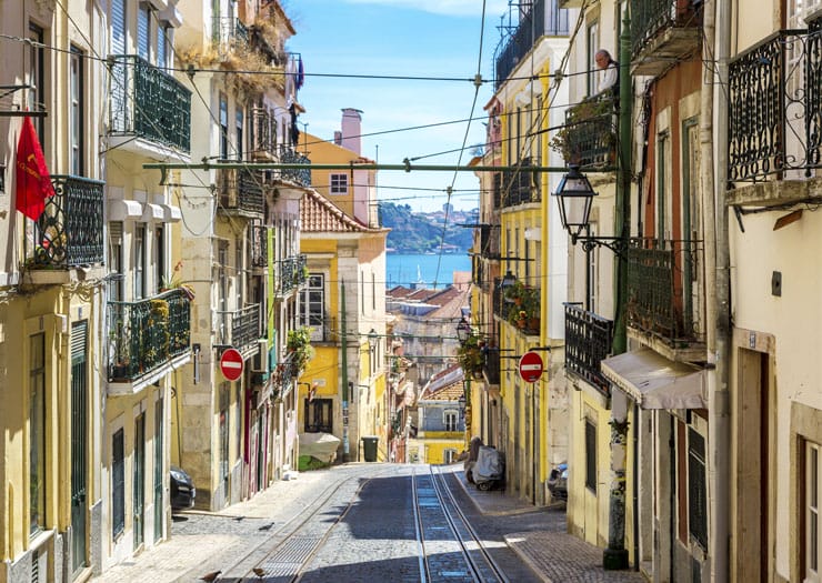 Não é à toa que há, por exemplo, em Lisboa o chamado Bairro Alto. Foto: Eurotrip.