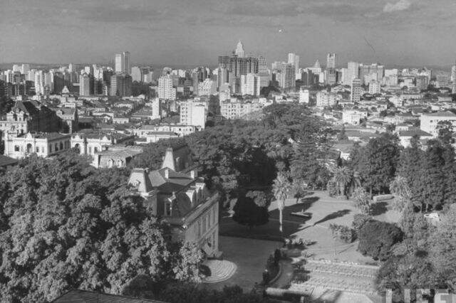 Higienópolis foi o primeiro bairro de São Paulo a ganhar iluminação a gás, arborização, linhas de bondes, redes de água e esgoto. Foto: LIFE Magazine.