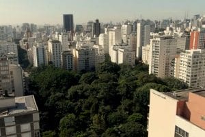 Vista aérea da Praça Buenos Aires, área verde e arborizada no centro do bairro de Higienópolis. Imagem: Ricardo Martirani.
