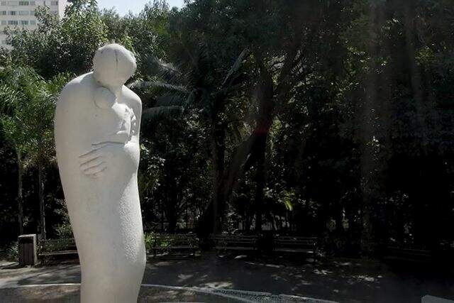 "Mãe", escutura de Caetano Fraccaroli, esculpida em um bloco único de mármore na Praça Buenos Aires. Imagem: Ricardo Martirani.