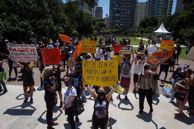 Servidores em protesto contra a reforma da previdência municipal durante inauguração do Parque Augusta, no Centro de SP, no sábado (6). Foto: Felipe Rau.
