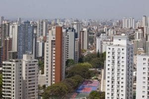 Vista do alto da Rua João Luis Vivez na Vila Mariana, Vila Mariana que lidera levantamento com mais prédios certificados AQUA-HQE no Brasil. Foto: Simon Plestenjak.