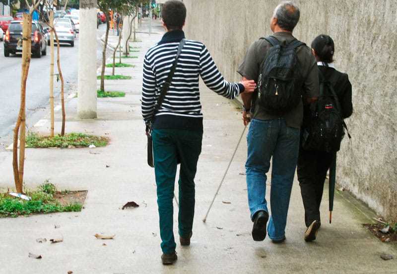 É pequeno o número de guias em calçadas, estabelecimentos e vias para cegos. Foto: iStock.