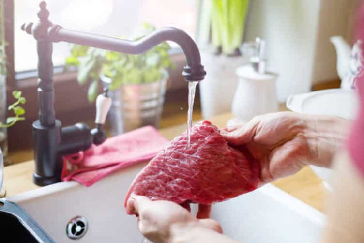 Cerca de 46,3% dos participantes disseram ter o hábito de lavar carnes na pia da cozinha. Foto: iStock.