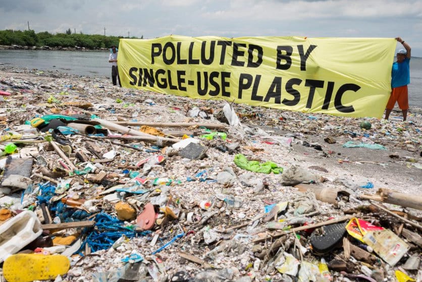 80% do lixo encontrado nos oceanos é composto por plástico, sobretudo sacolas e garrafas. Foto: Daniel Muller / Greenpeace.