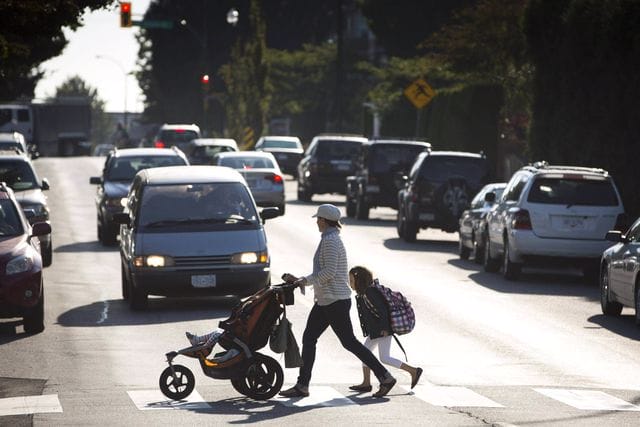 A disputa da mobilidade a pé com meios motorizados de transporte, já deveria ser coisa do passado. Foto: Getty Images.