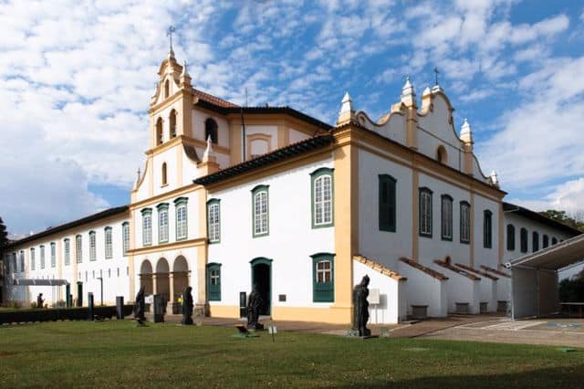 O Mosteiro da Luz preserva até hoje as características de sua técnica construtiva em taipa de pilão e de sua arquitetura de caráter religioso. Foto: Maíra Acayba